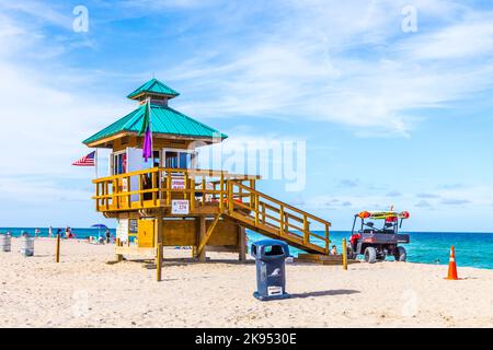 MIAMI, USA - 29 LUGLIO: La gente si rilassa alla spiaggia di Sunny Isles protetta dalle guardie nelle capanne delle guardie di vita famose il 29 luglio 2013 a Miami, USA. Nel 1920, Harvey Foto Stock