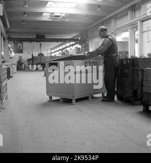 Imballaggio di piccoli contenitori, impianto di cavi Liljeholmens. Foto Stock