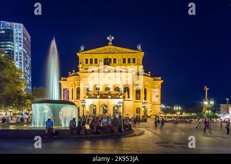 FRANCOFORTE - 5 SETTEMBRE: Alte Oper di notte il 5 settembre 2013 a Francoforte, Germania. Alte Oper è una sala concerti costruita nel 1970s sul sito di e re Foto Stock