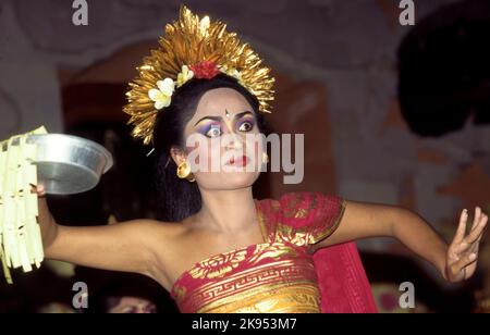 Ubud, INDONESIA - 07 luglio: Il ballerino sta eseguendo una danza indonesiana potpurri per i turisti, 07 luglio 2004 inUbud, Indonesia Foto Stock