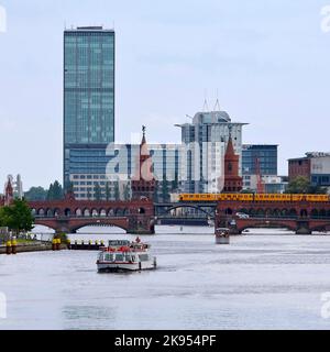 Spree con il ponte Oberbaum e l'alto edificio Treptowers, Germania, Berlino Foto Stock