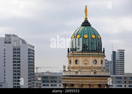 Torre a cupola della Nuova Chiesa su Gendarmenmarkt di fronte a grattacieli di nuova costruzione, contrasto architettonico, Germania, Berlino Foto Stock