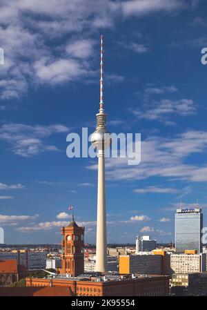 Panorama della città con Rotes Rathaus e la torre della televisione, Berlino-Mitte, Germania, Berlino