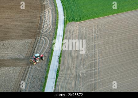 Trattore in funzione sul campo, vista aerea, Belgio, Fiandre Orientali Foto Stock