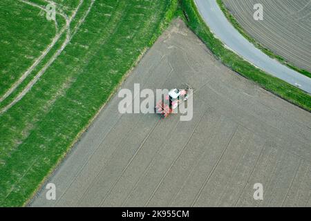 Trattore in funzione sul campo, vista aerea, Belgio, Fiandre Orientali Foto Stock