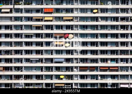 Facciata con molti balconi da un alto edificio, Plattenbau, Germania, Berlino Foto Stock