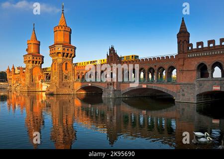 Ponte Oberbaum, ponte a due piani che attraversa il fiume Sprea di Berlino con metropolitana gialla, quartiere Friedrichshain-Kreuzberg, Germania, Berlino Foto Stock