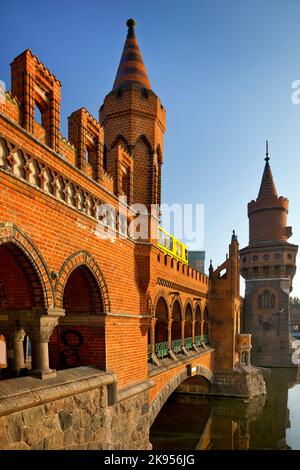 Ponte Oberbaum, ponte a due piani che attraversa il fiume Sprea di Berlino con metropolitana gialla, quartiere Friedrichshain-Kreuzberg, Germania, Berlino Foto Stock