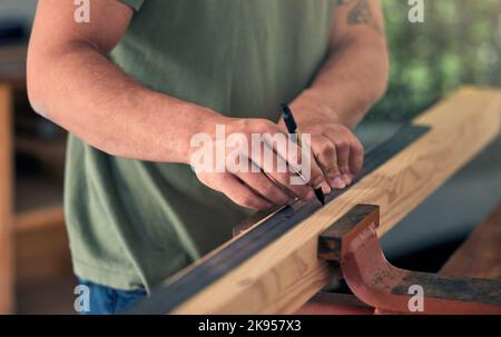 Uomo falegname, misura legno per la costruzione e progetto di costruzione per la ristrutturazione professionale casa. Handyman, misurazione di travi in legno e marcatura Foto Stock