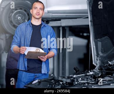 Ingegnere, meccanico e responsabile del motore dell'auto con checklist che lavora sul preventivo delle prestazioni. Ritratto di uomo tecnico motore, servizio di riparazione e. Foto Stock