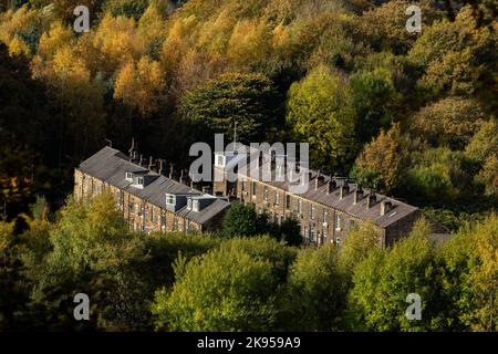 Si affaccia su due file di case terrazzate a Bingley, Yorkshire. Queste case possono essere viste dalla cima di cinque chiuse di aumento. Foto Stock