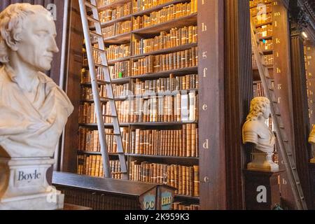 Irlanda Eire Dublin Trinity College Coláiste na Tríonóide ha fondato 1592 università dalla vecchia biblioteca della Regina Elisabetta i oltre 200,000 testi in greco-latino Foto Stock