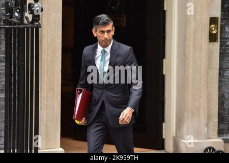 Londra, Regno Unito. 26th Ott 2022. PM RISHI SUNAK lascia Downing Street per le sue prime interrogazioni al primo Ministro. Credit: Thomas Krych/ Alamy Live News Foto Stock