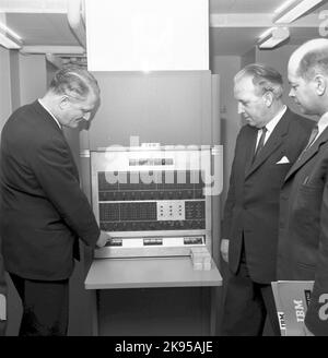 Inaugurazione del sistema informatico della Ferrovia Statale da IBM. Generaid Director Upmark presso una macchina per l'elaborazione dei dati a tamburo magnetico IBM 650. Foto Stock