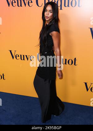 Beverly Hills, Stati Uniti. 25th Ott 2022. BEVERLY HILLS, LOS ANGELES, CALIFORNIA, USA - OTTOBRE 25: L'attrice americana Laura Harrier arriva alla Veuve Clicquot 250th Anniversary Solaire Culture Exhibition che si tiene al 468 North Rodeo Drive il 25 Ottobre 2022 a Beverly Hills, Los Angeles, California, Stati Uniti. (Foto di Xavier Collin/Image Press Agency) Credit: Image Press Agency/Alamy Live News Foto Stock