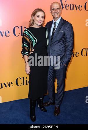 Beverly Hills, Stati Uniti. 25th Ott 2022. BEVERLY HILLS, LOS ANGELES, CALIFORNIA, USA - 25 OTTOBRE: L'attrice americana Sasha Alexander e il marito/regista italiano Edoardo ponti arrivano alla Veuve Clicquot 250th Anniversary Solaire Culture Exhibition che si tiene a 468 North Rodeo Drive il 25 ottobre 2022 a Beverly Hills, Los Angeles, California, Stati Uniti. (Foto di Xavier Collin/Image Press Agency) Credit: Image Press Agency/Alamy Live News Foto Stock
