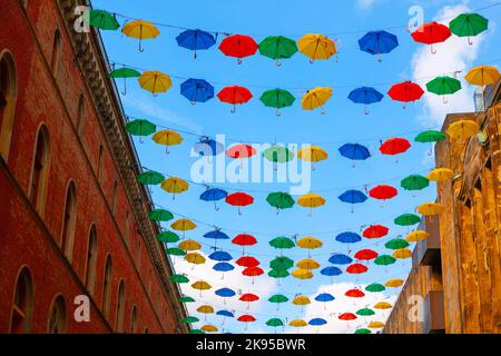 Ombrelloni sospesi sulla strada . Decorazioni colorate in strada con ombrelloni Foto Stock