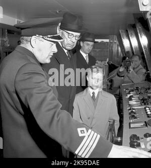 La visita reale al traghetto ferroviario 'Trelleborg' a Stoccolma, Gustav VI Adolf e il Principe ereditario Carl Gustaf Sedemer Carl XVI Gustaf Foto Stock