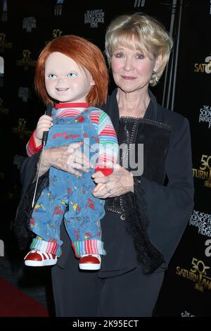 LOS ANGELES - OTT 25: Dee Wallace, Chucky al Saturn Awards 50th - Arrivi al Marriott Convention Center il 25 ottobre 2022 a Burbank, CA (Foto di Katrina Jordan/Sipa USA) Foto Stock