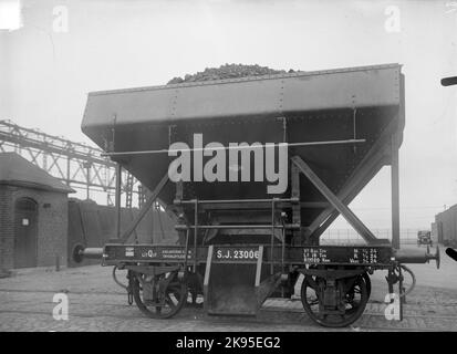 Vagoni per carbone auto-allentanti Ferrovie di Stato, i carrelli per carbone di SJ Q17 23006 avevano il vantaggio di spazi cilindrici, questo significava lo scarico regolabile del collasso. Foto Stock