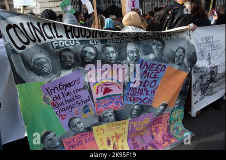 Londra, Regno Unito. 26th Ott 2022. I dimostranti al di fuori di Downing Street richiedono alloggi sociali più accessibili. Credit: Claire Doherty/Alamy Live News Foto Stock