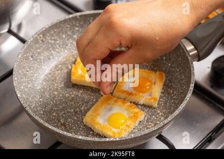 I sandwich all'uovo di quaglia nella padella di pietra Foto Stock