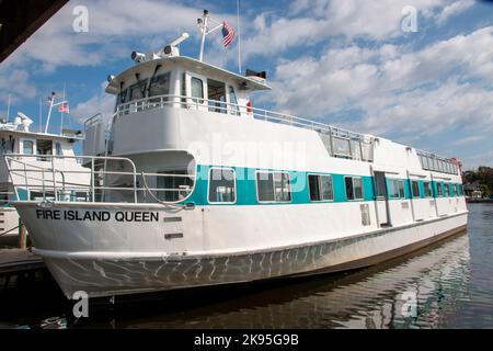 Bay Shore, New York, USA - 10 agosto 2022: Il traghetto Fire Island Queen attraccato nel porticciolo di Bay Shore. Foto Stock