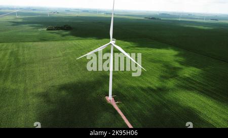 Un colpo aereo delle turbine eoliche in primo piano in una giornata nuvolosa Foto Stock
