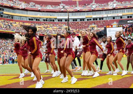 Domenica 23 ottobre 2022; Landover, MD, USA; i Washington Commanders cheerleader ballano nella zona finale durante una partita NFL contro il Green Bay PAC Foto Stock