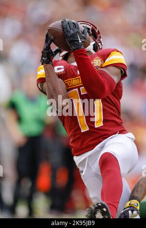 Domenica 23 ottobre 2022; Landover, MD, USA; Washington Commanders Wide Receiver Terry McLaurin (17) fa la cattura e segna il touchdown durante Foto Stock