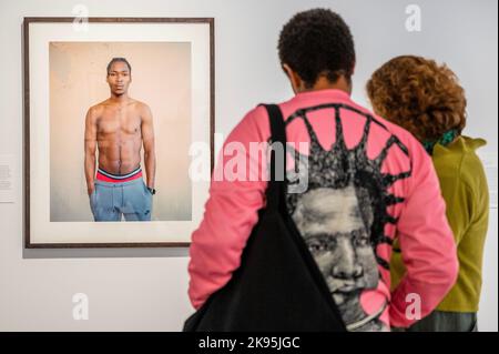 Londra, Regno Unito. 26th Ott 2022. Cian Oba-Smith, Rajai - Premio del ritratto fotografico Taylor Wessing della National Portrait Gallery 2022 a Cromwell Place. La mostra si svolge dal 27 ottobre al 18 dicembre 2022. Credit: Guy Bell/Alamy Live News Foto Stock
