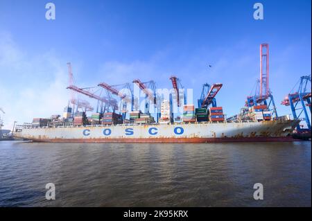 Amburgo, Germania. 26th Ott 2022. La nave container 'Cosco Pride' della società di spedizioni Cosco Shipping è ormeggiata al terminal container di Tollerort. Il gabinetto tedesco ha raggiunto un compromesso nella controversia sulla partecipazione cinese a un terminal per container nel porto di Amburgo. Credit: Jonas Walzberg/dpa/Alamy Live News Foto Stock