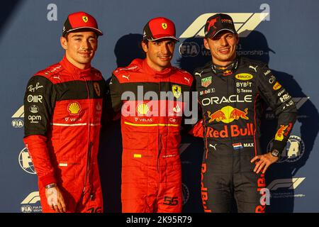 AUSTIN, TEXAS, USA SU 22. OTTOBRE 2022; Carlos SAINZ Jr., ESP, Charles LECLERC, MCO, Team Scuderia Ferrari, F1 e Max VERSTAPPEN, NDL, Team RedBull nella foto dopo le Qualifiche per la gara di Austin, TEXAS, USA 2022, circuito delle Americhe, US F1 GP, Formel 1, formule 1 - Gran Premio di Formula uno il 22 ottobre ad Austin Texas - immagine a pagamento - Photo Credit: © Irwen SONG/ATP images Credit: SPP Sport Press Photo. /Alamy Live News Foto Stock