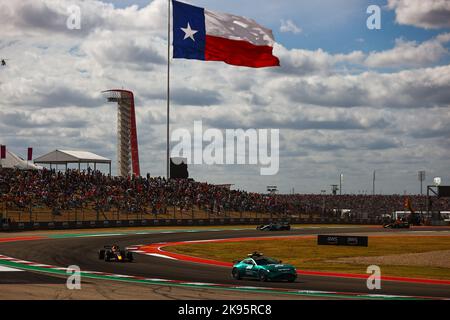 AUSTIN, TEXAS, USA SU 23. OTTOBRE 2022; Safety car, Max Verstappen, Lewis Hamilton, Texas Flag e la torre spettatori. Vista circuito, durante il Gran Premio F1 di Austin, TEXAS, USA 2022, circuito delle Americhe, US F1 GP, Formel 1, Formule 1 - Gran Premio di Formula uno il 23 ottobre ad Austin, Texas - immagine a pagamento - Foto Credit: © Irwen SONG/ATP images Credit: SPP Sport Press Photo. /Alamy Live News Foto Stock