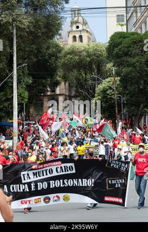 Salvador, Bahia, Brasile - 02 ottobre 2021: Il manifestante porta bandiera durante la manifestazione contro il presidente Jair Bolsonaro nella città di Salvador. Foto Stock