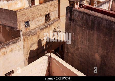 Una vista di un'antenna su un tetto di una vecchia casa durante l'alba Foto Stock