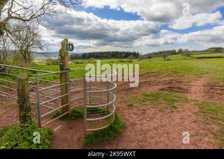 Un cancello baciante e un cartello pubblico sul sentiero a Wrington Hill all'inizio della primavera, North Somerset, Inghilterra. Foto Stock