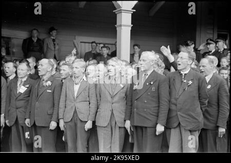 Prigionieri di guerra norvegesi, liberati dal campo di detenzione nazista Grini dopo la capitolazione della Germania. Qui alla stazione di Charlottenberg. Foto Stock