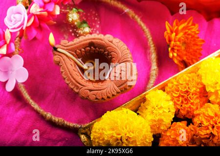 Happy Diwali, Clay Diya lampade accese durante Diwali, festival indù di luci. Colorato tradizionale olio lampada diya, decorazione floreale. Foto Stock