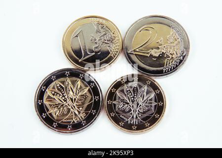Francia, Parigi, nuove monete francesi da 1 e 2 euro di nuovo design, anno 2022 Foto Stock
