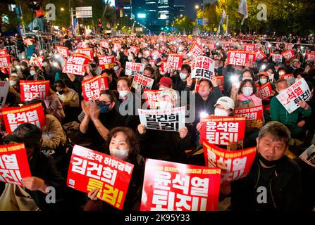 Protesta che chiede le dimissioni del Presidente Yoon Suk-Yeol e l'indagine della prima signora Kim Keon-Hee, 22 ottobre 2022 : i sudcoreani urlano slogan per una protesta che chiede le dimissioni del Presidente Yoon Suk-Yeol e l'indagine della prima signora Kim Keon-Hee nel centro di Seoul, Corea del Sud. I partecipanti chiesero di organizzare un procedimento speciale per indagare sulle presunte implicazioni di un caso di manipolazione dei prezzi azionari da parte della prima signora Kim Keon-Hee e chiesero al presidente Yoon di dimettersi. I segni leggono, 'Yoon Suk-Yeol, che ha rovinato i mezzi di sostentamento del pubblico, ha agito ritorsione politica, ha rovinato Th Foto Stock