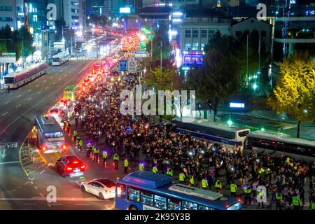 Protesta che chiede le dimissioni del Presidente Yoon Suk-Yeol e l'indagine della prima signora Kim Keon-Hee, 22 ottobre 2022 : i sudcoreani marciano verso l'ufficio presidenziale durante una protesta che chiede le dimissioni del Presidente Yoon Suk-Yeol e l'indagine della prima signora Kim Keon-Hee nel centro di Seoul, Corea del Sud. I partecipanti chiesero di organizzare un procedimento speciale per indagare sulle presunte implicazioni di un caso di manipolazione dei prezzi azionari da parte della prima signora Kim Keon-Hee e chiesero al presidente Yoon di dimettersi. Organizzatore del rally ha detto che il numero totale di ralliers era di circa 300.000, mentre Foto Stock