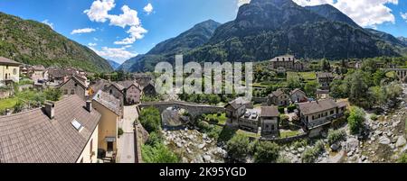 Vista sul paese di Giornico sulle alpi svizzere Foto Stock