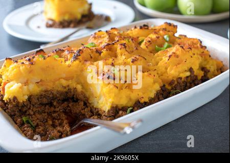 Zucca di manzo macinata, casseruola di patate su un tavolo da pranzo Foto Stock