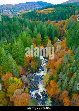 Vista aerea dei colori autunnali che circondano le cascate di Braan sul fiume Braan all'Hermitage di Perth e Kinross, Scozia, Regno Unito Foto Stock