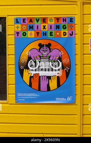 Repubblica d'Irlanda Eire Dublino NCAD National College of Art and Design campus Red Square mixing drugs alcol farmaco avvertimento aiuto poster Foto Stock