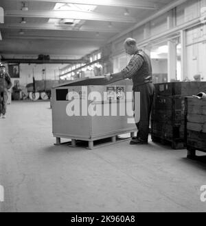 Imballaggio di piccoli contenitori, impianto di cavi Liljeholmens. Foto Stock
