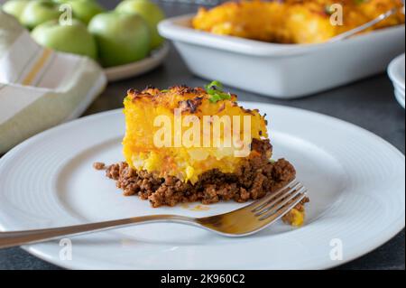 Macinare il manzo con la zucca e la crosta di patate su un piatto Foto Stock