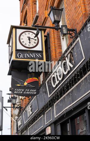 Repubblica d'Irlanda Eire Dublino l'orologio Pub Guinness segno segni toucan affollarsi al nostro Beer Garden tipica casa pubblica fiabe luci allarme Foto Stock