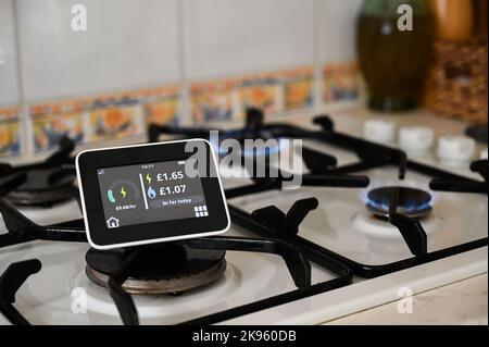 Misuratore intelligente su un piano cottura a gas con fiamme accese Foto Stock
